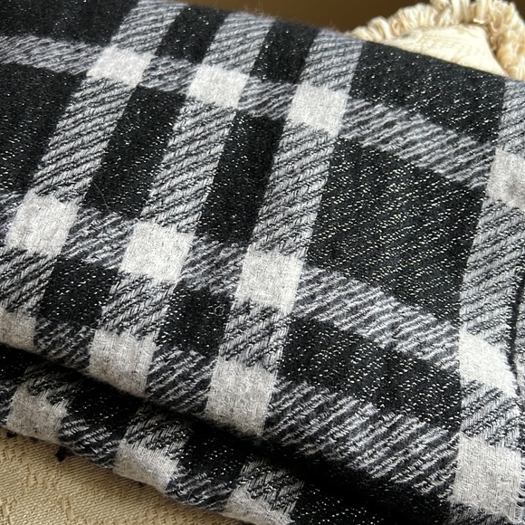 Burberry black and gray plaid 100% cashmere scarf with sparkly threading, unisex - Picture 6 of 7